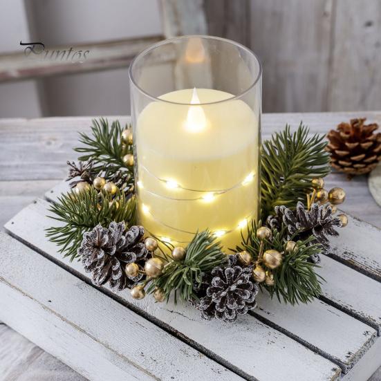 Weihnachtskerzenring, künstliche Tannennadeln, Tannenzapfen, Beeren, Girlande, rustikaler festlicher Kerzenkranz für die Tischdekoration zu Hause