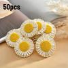 50 Stück Künstliche Gänseblümchen & Sonnenblumen 4 Farben Natürliches Raffia-Material DIY Basteln Hochzeit Haarschleier Tischmittelstück Dekoration