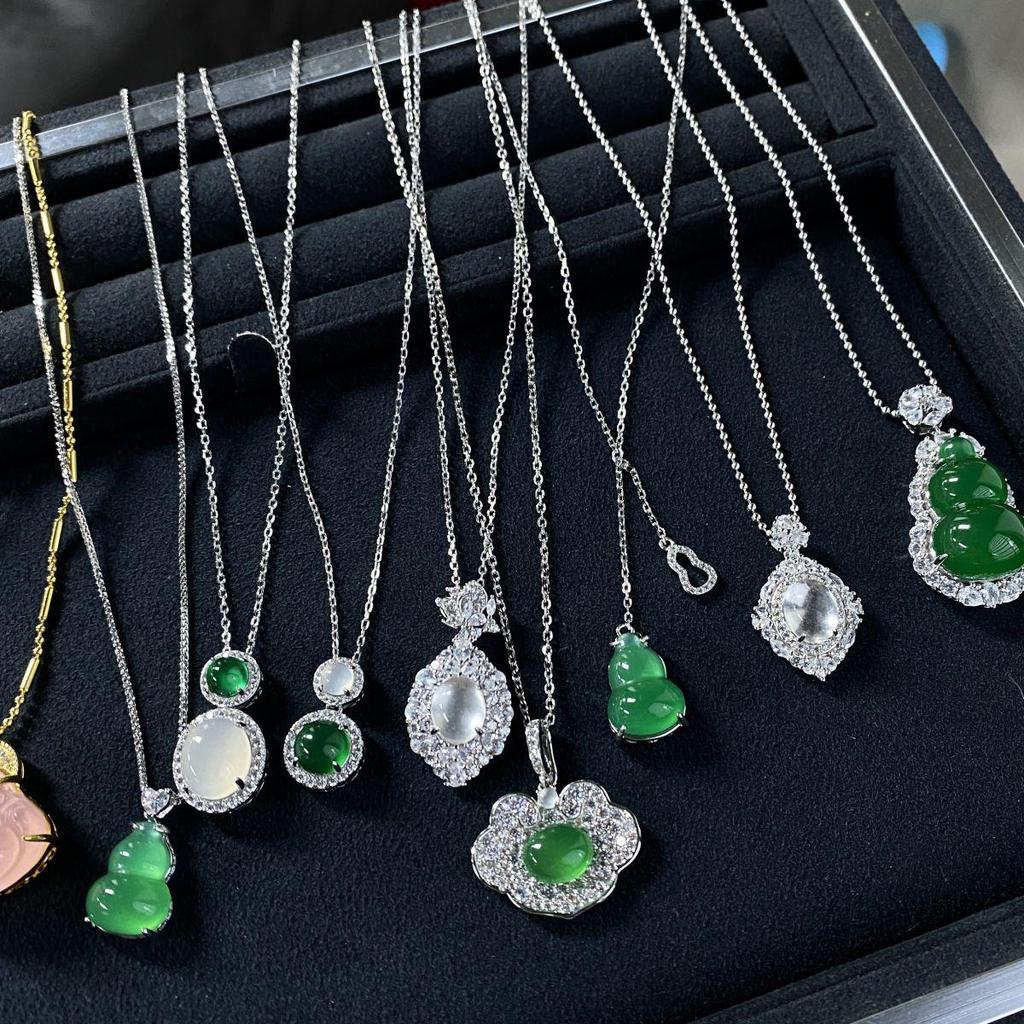Meilleur Vendeur: Collier pour femme en argent sterling S925 avec pendentif Ruyi en agate calcédoine vert impérial