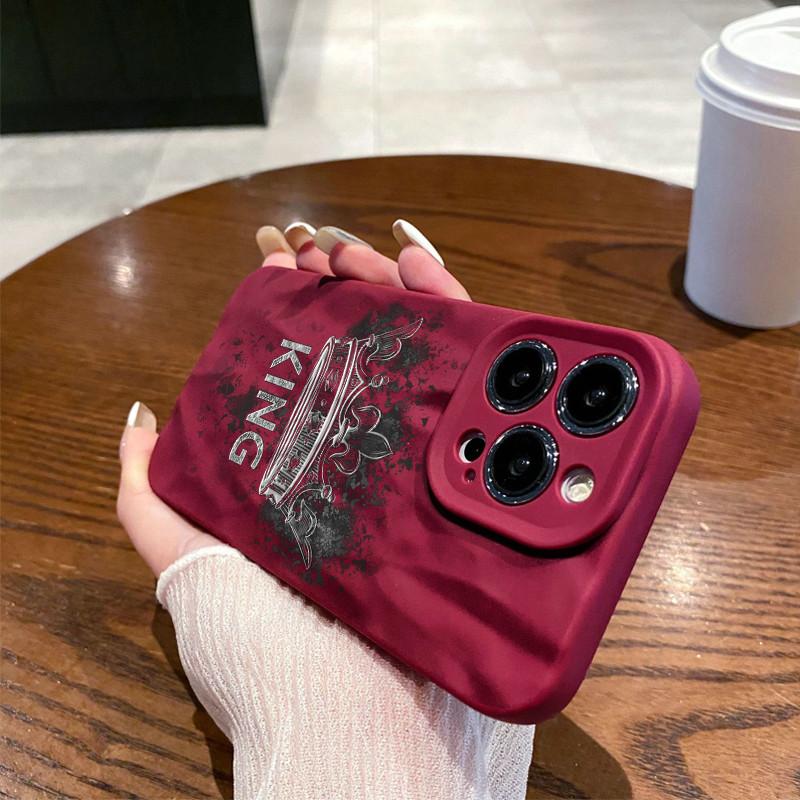 

Поверхностные морщины и неровности чехол для телефона King Crown Printed защитный матовый чехол TPU мягкий силиконовый чехол iPhone 16 Plus красный