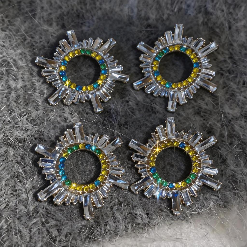Silver Needle Niche Fashion Rhinestone Geometric Stud Earrings: Light Luxury, High-End Feel, Exaggerated Design for Women.