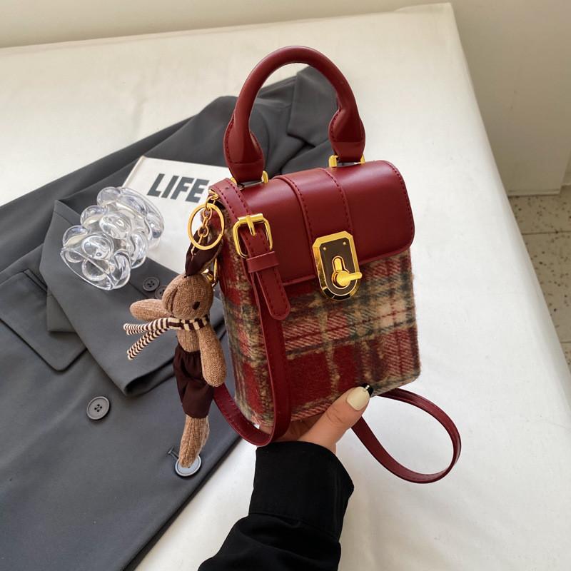 Retro Fashion Female Handbag 2023 New Autumn Winter Plaid Bag High-end Atmosphere Shoulder Bag