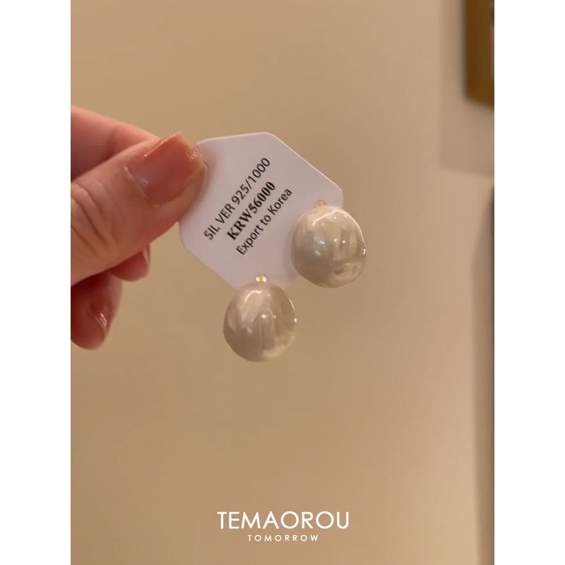 French style Retro Milky White Drop Glaze Artistic Sense Bean Stud Earrings Women Elegant Oval Geometric Earrings Ear Clip without Pierced Ears