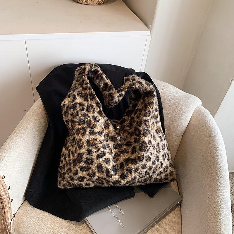 

Korean version of Lazy Wind underarm tote bag women s 2025 winter new simple personality large capacity shoulder leopard print women s bag хаки