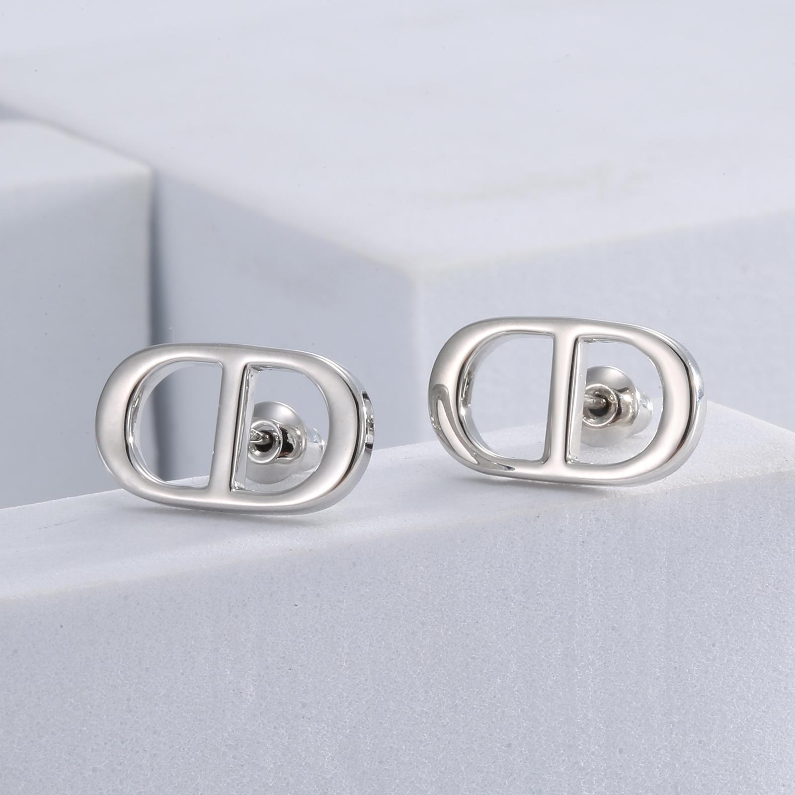 

Ретро маленькие изысканные универсальные серьги нишевый темперамент высококачественные серьги богатая дочь