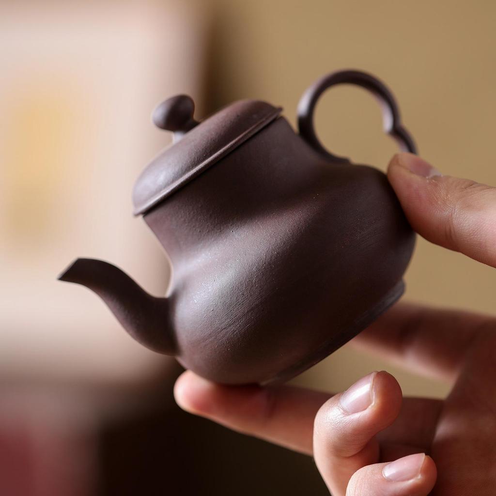 Purple Clay Gongfu Teapot: Handmade Retro Ceramic, High-Grade, Anti-Scald, Ideal for Home Tea Tasting.
