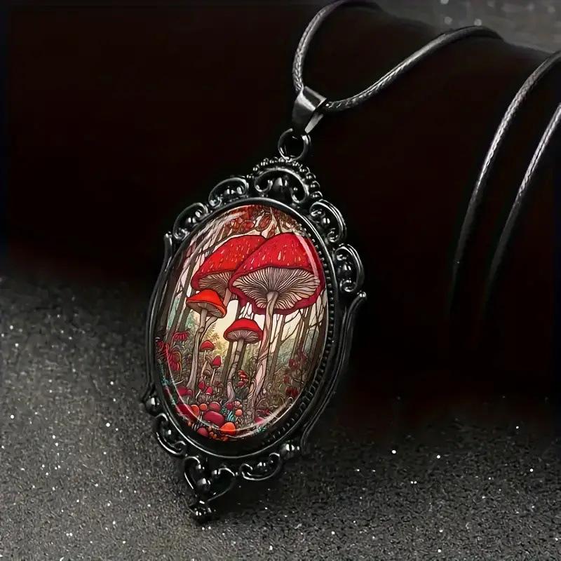 Collana Pendente Ovale in Vetro con Motivo di Funghi Rossi del Bosco