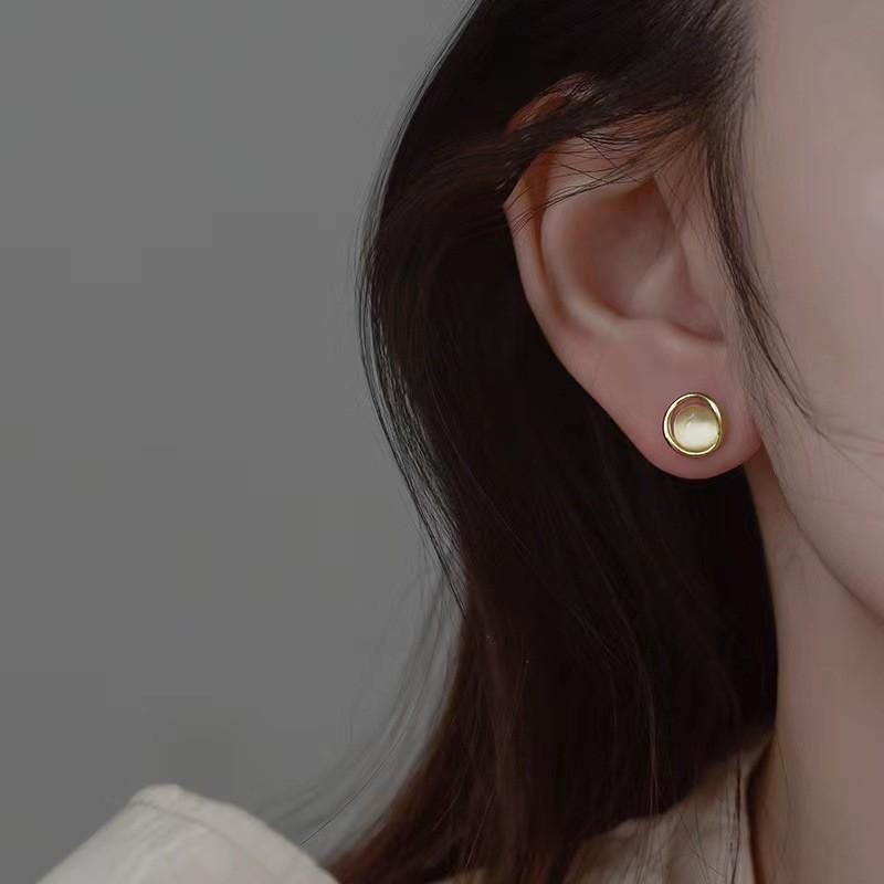 

Geometric Hoop Earrings for Women Lovely Rhinestones Stud Earrings Elegent Minimalism Gold Color Fashion Jewelry New Year s Gift