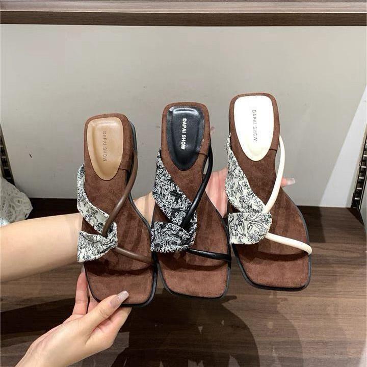 Koreanischer Nationalstil Keilabsatz Fee Ein-Wort-Slipper Damen Sommerbekleidung 2025 neu Französischer Abend mit Rock coole Slipper