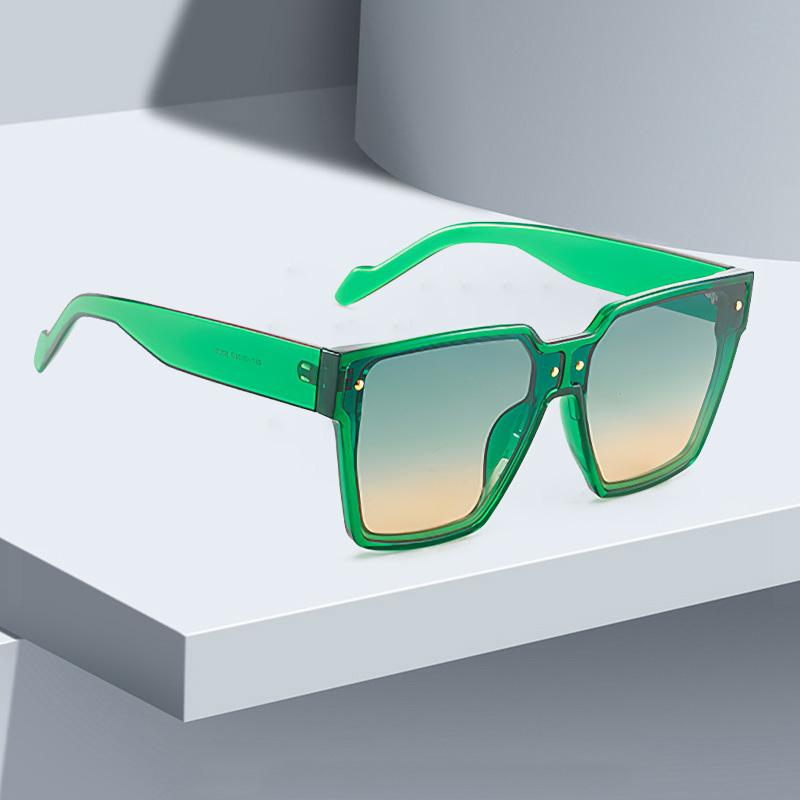 Vintage Trendy Sunglass for Women Square Frame Gradient Lens Fashionable Avant Garde Eyewear