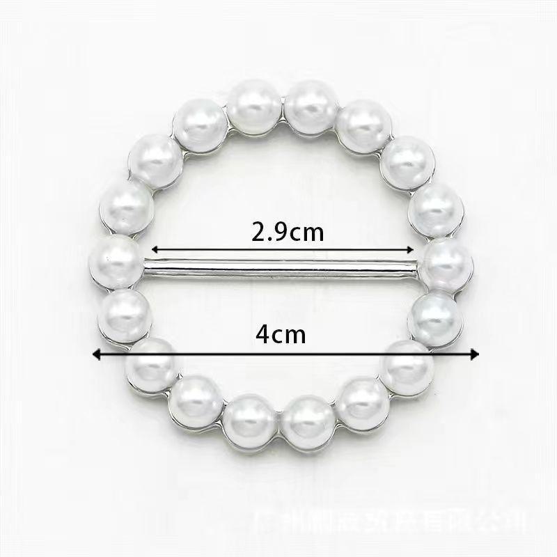 Multifunktionale Kleider-Eckknotenschnalle zum Kürzen und Binden von Sommer-T-Shirts.