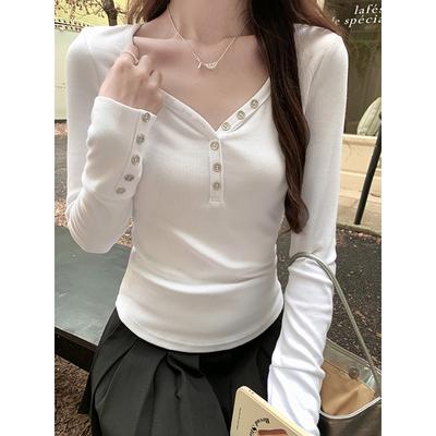 T-shirt blanc à manches longues et col en V sur l'épaule droite pour femme, style coréen d'automne, coupe ajustée à la taille et design boutonnée, top court
