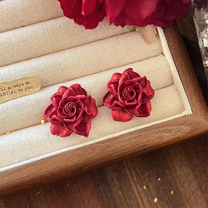 Elegant Silver Resin Flower Stud Earrings: Chic and Versatile for Women