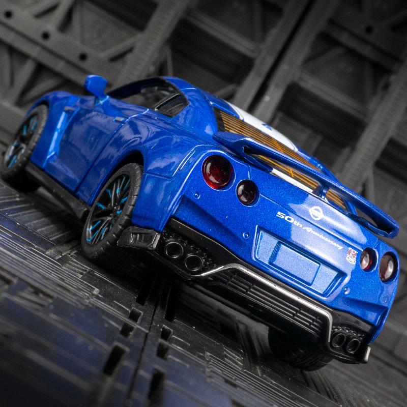 

Caipo R35 Японская модель GT из сплава Суперкар 50-летие Игрушка с инерционным механизмом белый