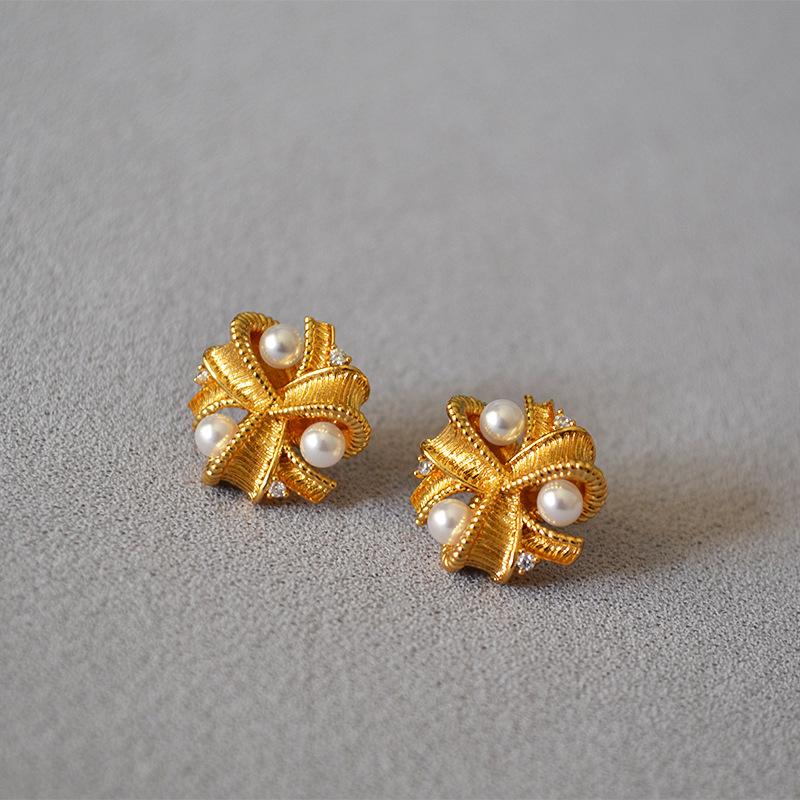 

Elegant Retro Flower Stud Earrings: Gold-Plated Brass with Zircon, Pearl, and 925 Silver Needle Gold Plated латунный