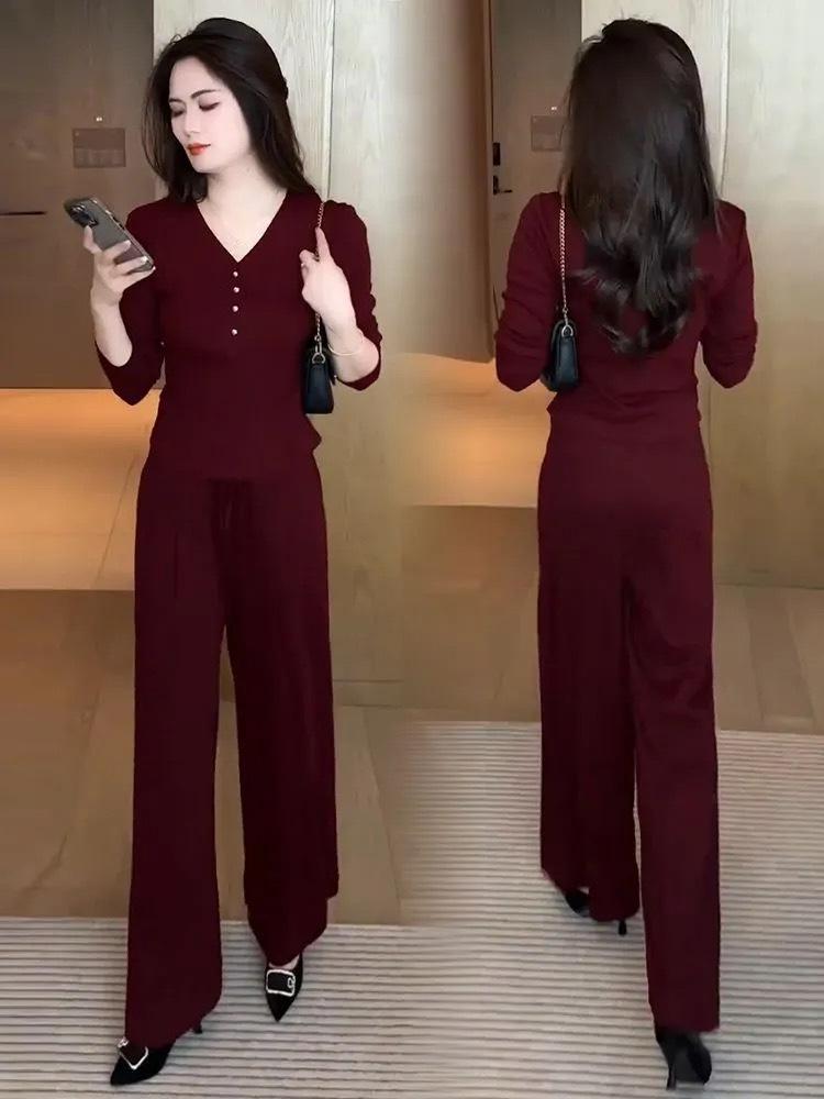 

Модный женский комплект на осень 2025 года: облегающий топ с V-образным вырезом и брюки широкого кроя M вино красного