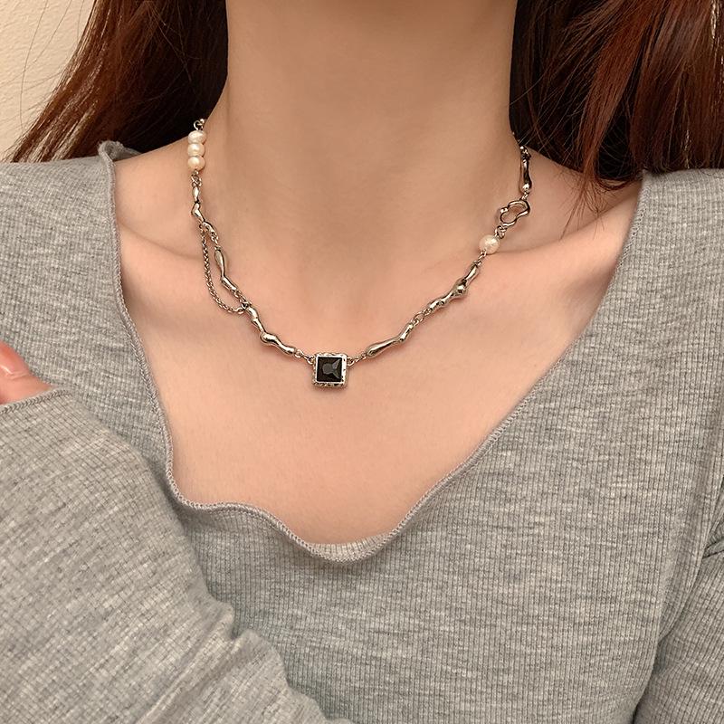 Irregular Patchwork Pearl Necklace - Women's Cold Style Clavicle Chain, High-End Choker with Unique Design