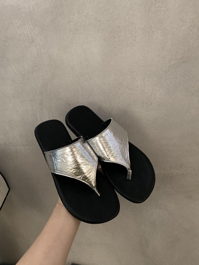 Niche flat-bottomed sandals women's shoes outer wear 2025 new summer fashion shoes cool slippers beach shoes