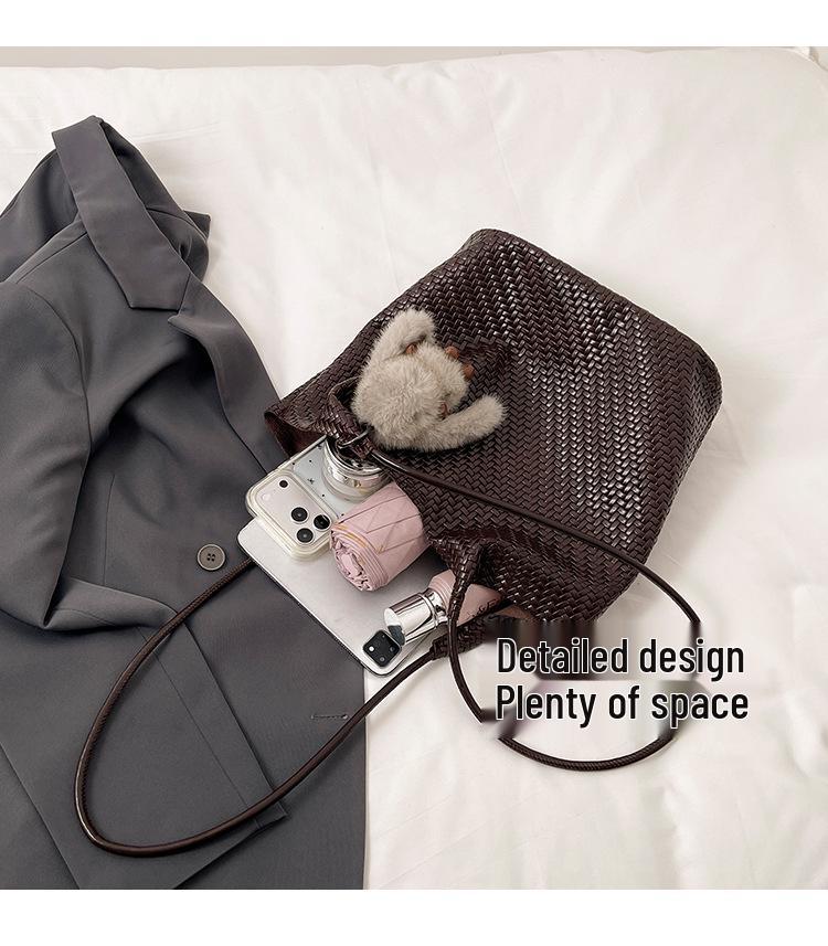 Popular Women's Large Capacity Mother-Child Tote - High-End Woven Texture Single Shoulder Bag for Commute and Shopping.