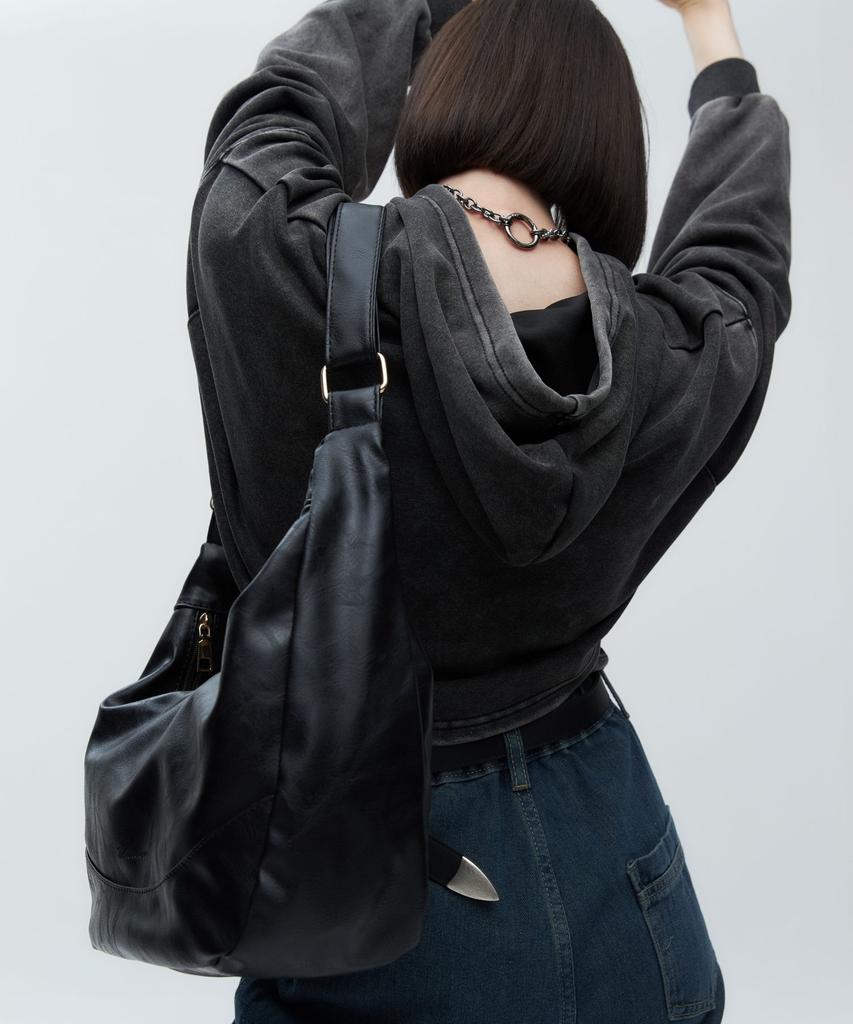 Milk Wave Underline Leather Hobo Crossbody Bag [Black]