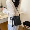 Casual Small Bag Women's New Versatile Messenger Daily Commute Shoulder Bag Woven Pattern Personalized Mobile Phone Bag