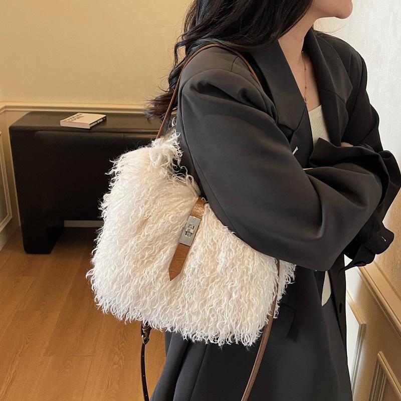 Niche Design Plush Bag Women's 2025 New Messenger Bag Single Shoulder Underarm Bag Autumn and Winter Popular Plush Bag