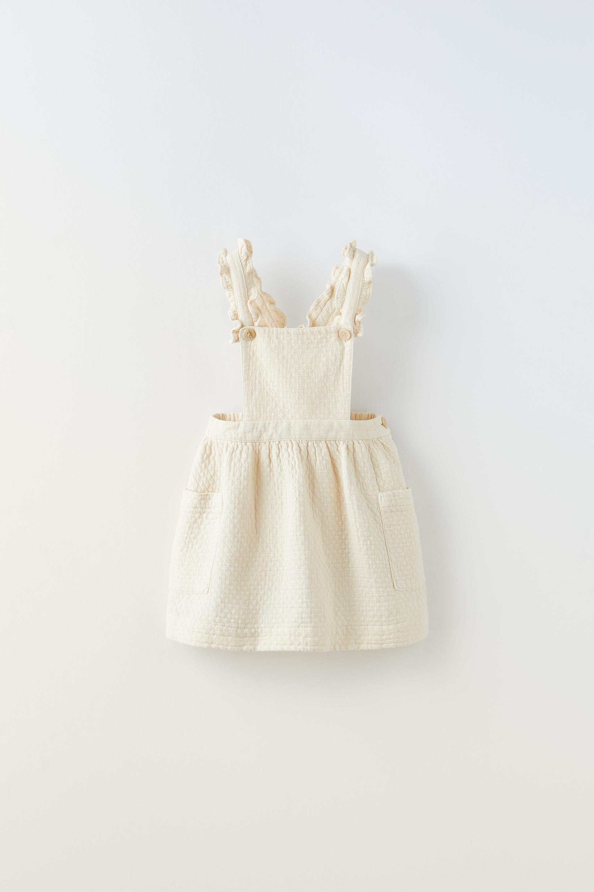 

ПЛАТЬЕ-ПИНАФОР С ВАФЕЛЬНОЙ ТЕКСТУРОЙ