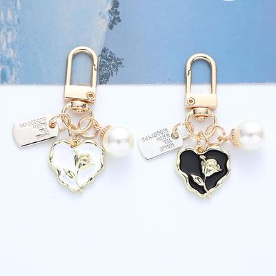 Heart-Shaped Metal Keychain Pendant with Pearl and Peach Heart Tag – Earphone Case Bag Decoration