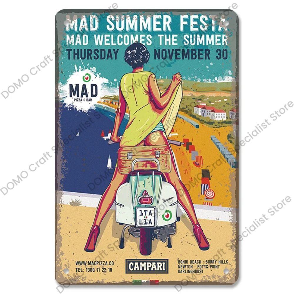 Metallplatta för flickor i interiör från Pinup-postern