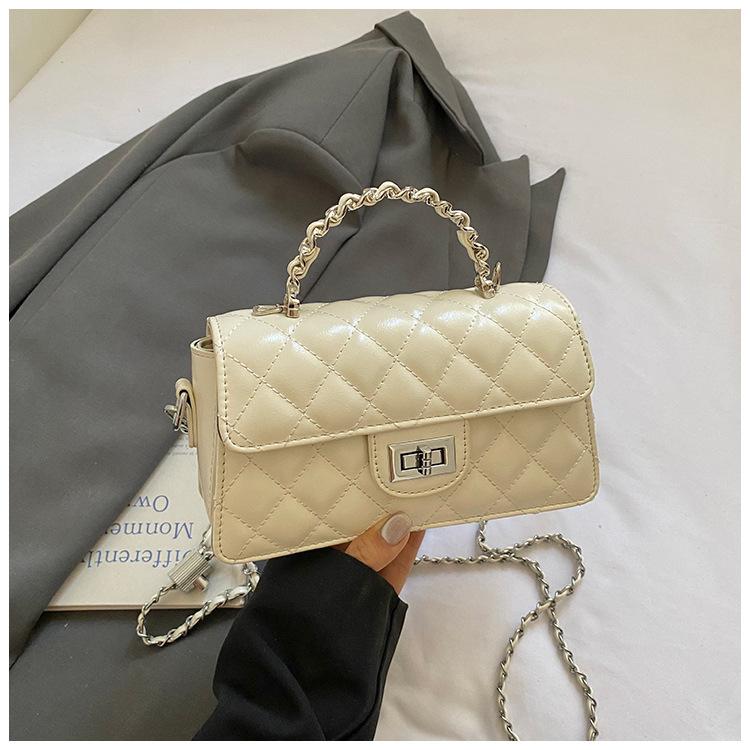 

Сумка кроссбоди на цепочке с ромбовидным узором 2025 Новая простая сумка Xiaoxiangfeng Универсальная на плечо Маленькая квадратная сумка белый