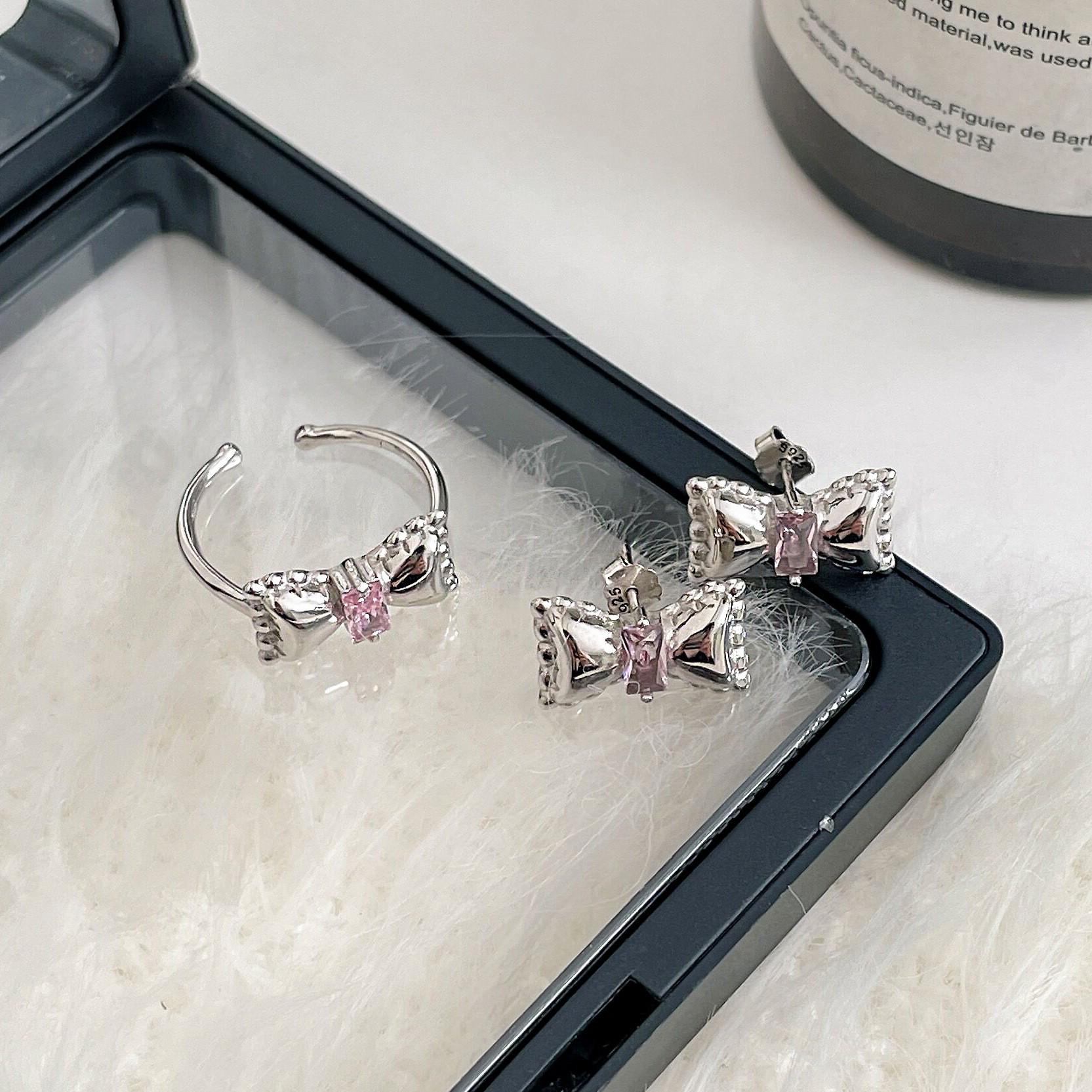 

Кольцо из стерлингового серебра Yinruitai с розовым цирконом в виде бантика и серьги-пусеты корейского дизайна для женщин Earrings