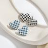 Schwarz-Weiße Emaille-Epoxid-Herzförmige Ohrstecker für Damen Retro High-End Schachbrett-Liebes-Stecker Premium Langlebig