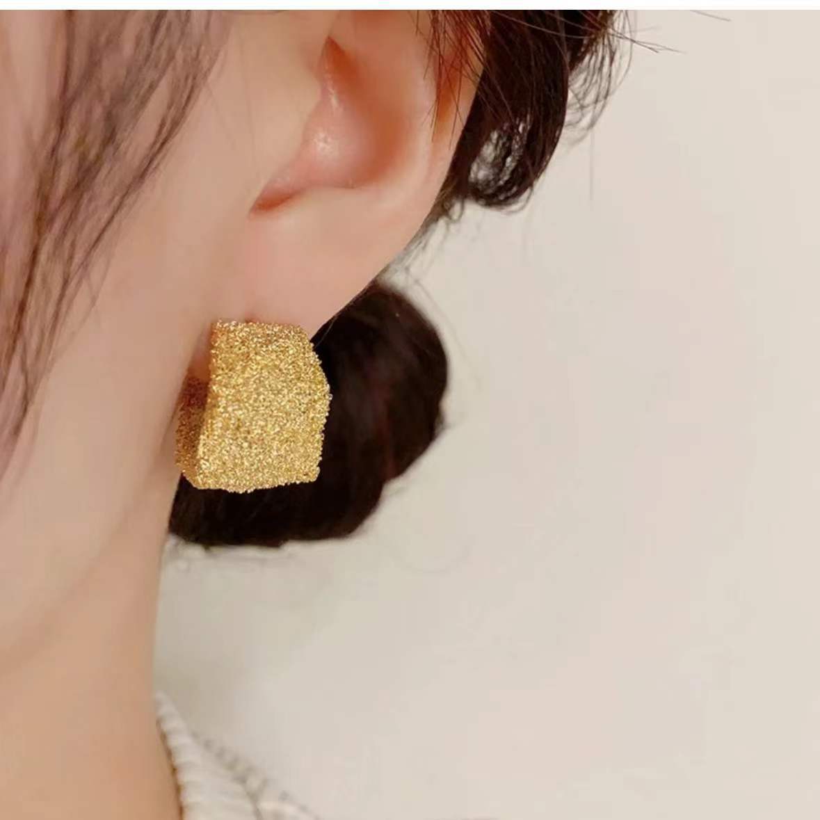 

Простые индивидуальные матовые металлические серьги женские модные атмосферные квадратные серьги-гвоздики универсальные высококачественные серьги для поездок на работу