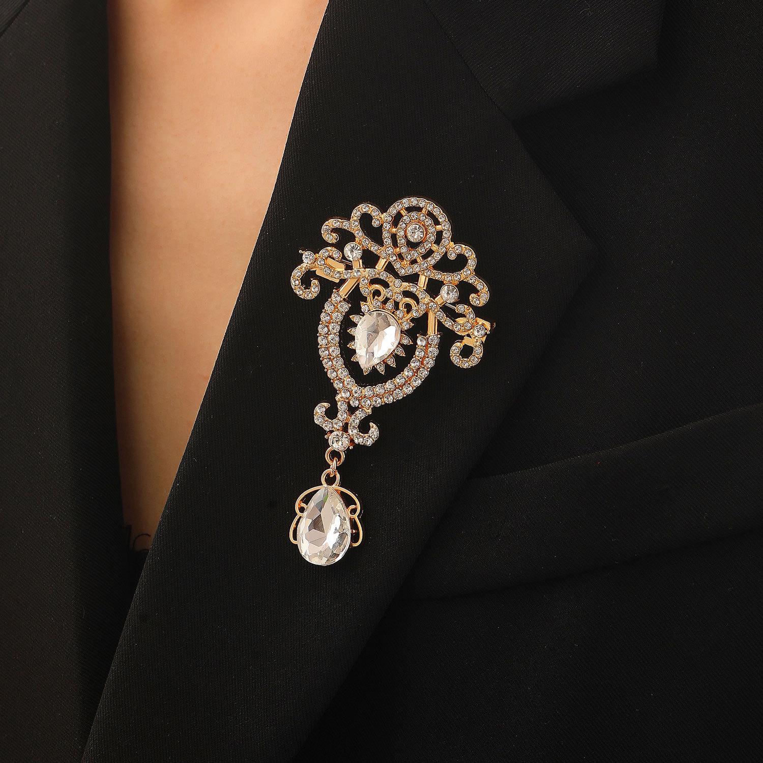 

New Vintage Crystal Pendant Necklace Luxury Rhinestone Alloy Elegant Women Neck Jewelry 2