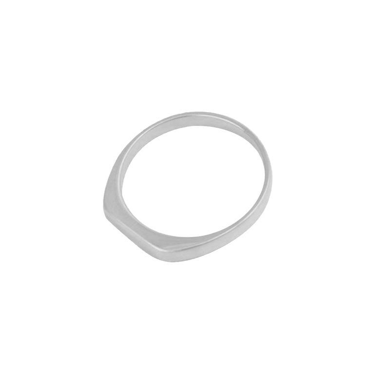 Minimalistischer quadratischer Bandring aus 14K Gold-plattiertem Edelstahl - Nischen-Design, Farbecht für den Zeigefinger.
