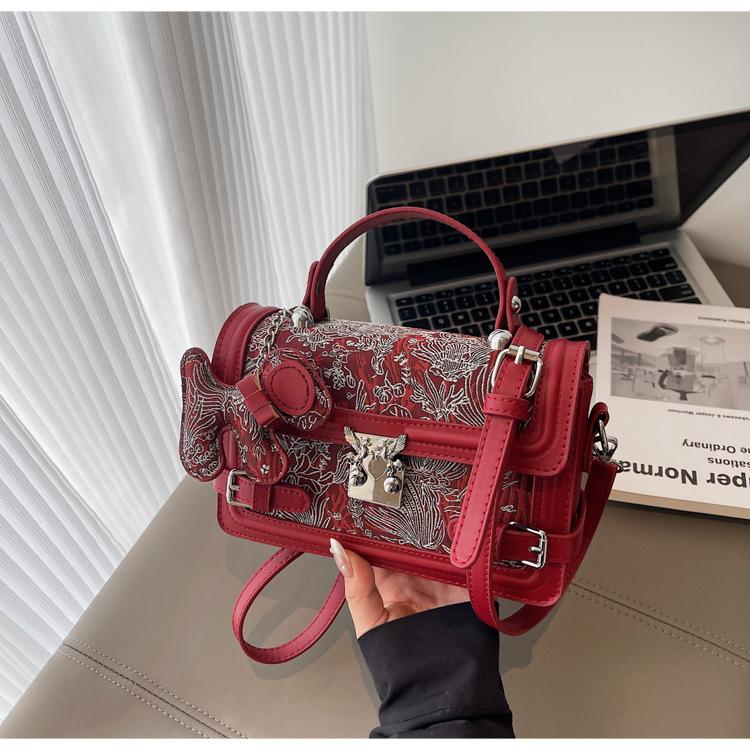 

High-end fashion portable small square bag women s bag 2025 new light luxury retro niche messenger bag temperament shoulder bag