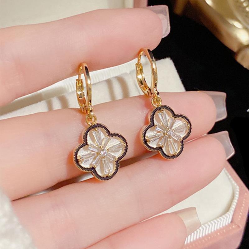 

Новые модные и стильные стильные и изысканные серьги-пуговицы с микро-инкрустацией в виде четырехлистного цветка для женщин, серьги-гвоздики с индивидуальным дизайном для женщин