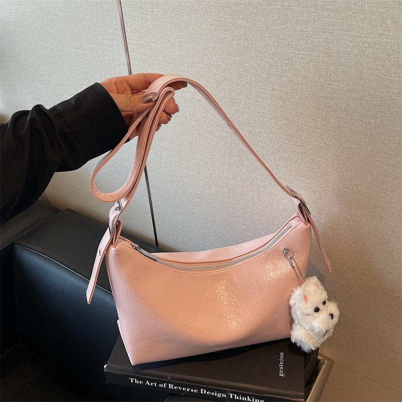 Trendy underarm bag, new fashion trend, large-capacity tote bag, commute to work and leisure shoulder bag.