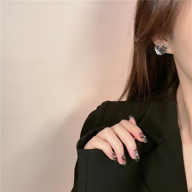 Vielseitige Flüssiges Herz Ohrstecker: Damenmode-Ohrringe im japanisch-koreanischen Stil und mit einzigartigem Design.
