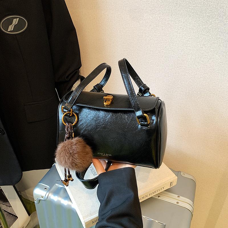 Retro bag women's large capacity 2025 new autumn and winter leisure niche design messenger bag portable commuter pillow bag