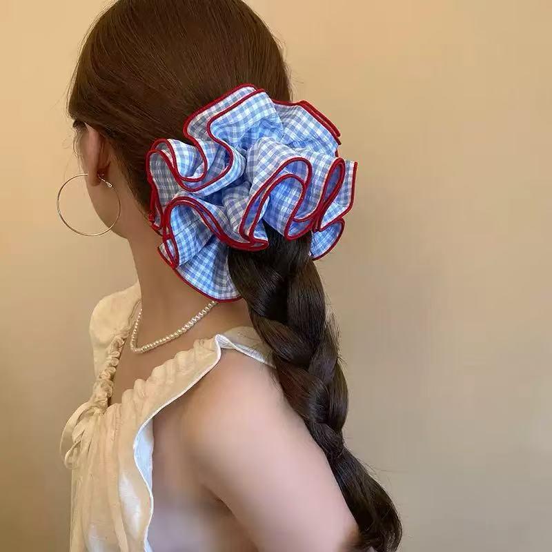 Scrunchie im koreanischen Stil mit rot, blau und weißem Colorblock-Streifenmuster - Süßes und verspieltes Haargummi für Frauen