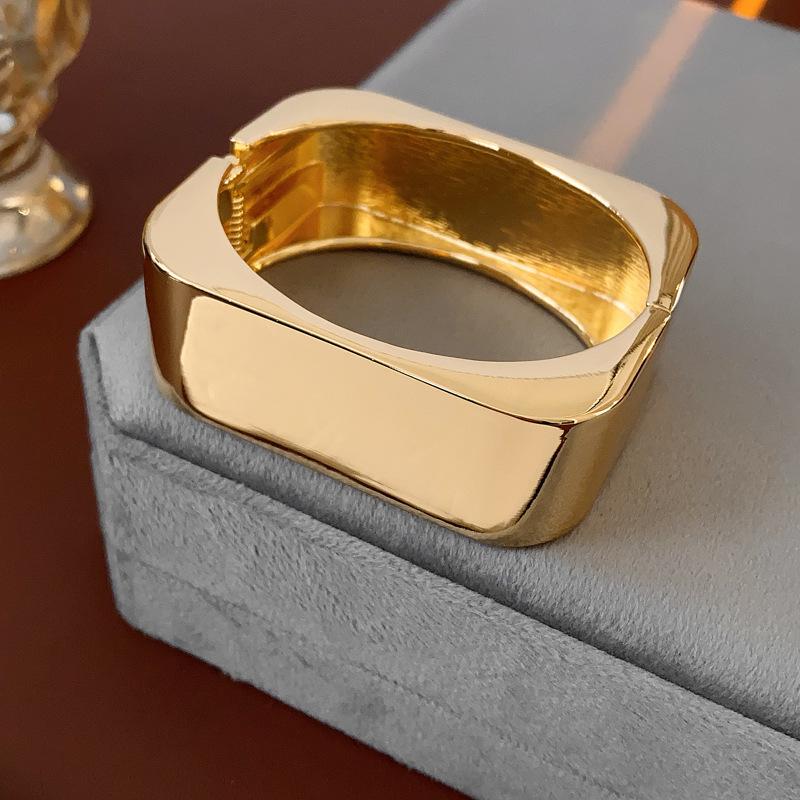 European & American Pleated Metal Bangle: Elegant Cold-Style Bracelet with High-End Luxury Design