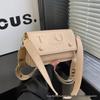 Damväska med 3D-bokstavstextur, fyrkantig crossbody-väska - Mångsidig pendlarstil med bred rem