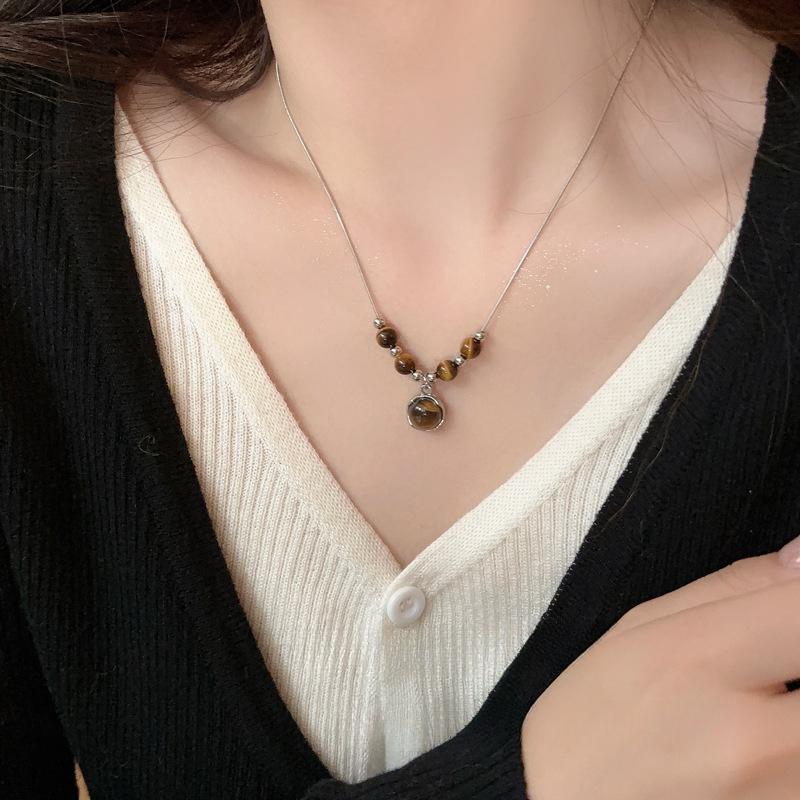 Vintage leather tiger's eye stone pendant necklace women's light luxury niche collarbone chain high-end double-layer stacked sweater chain