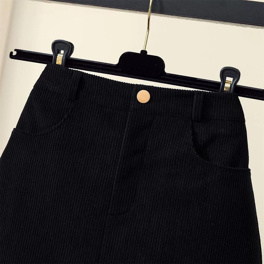 Fustă Midi A-Line Bodycon Neagră din Catifea Cord - Subțiază & Versatilă, Perfectă pentru Toamnă/Iarnă.