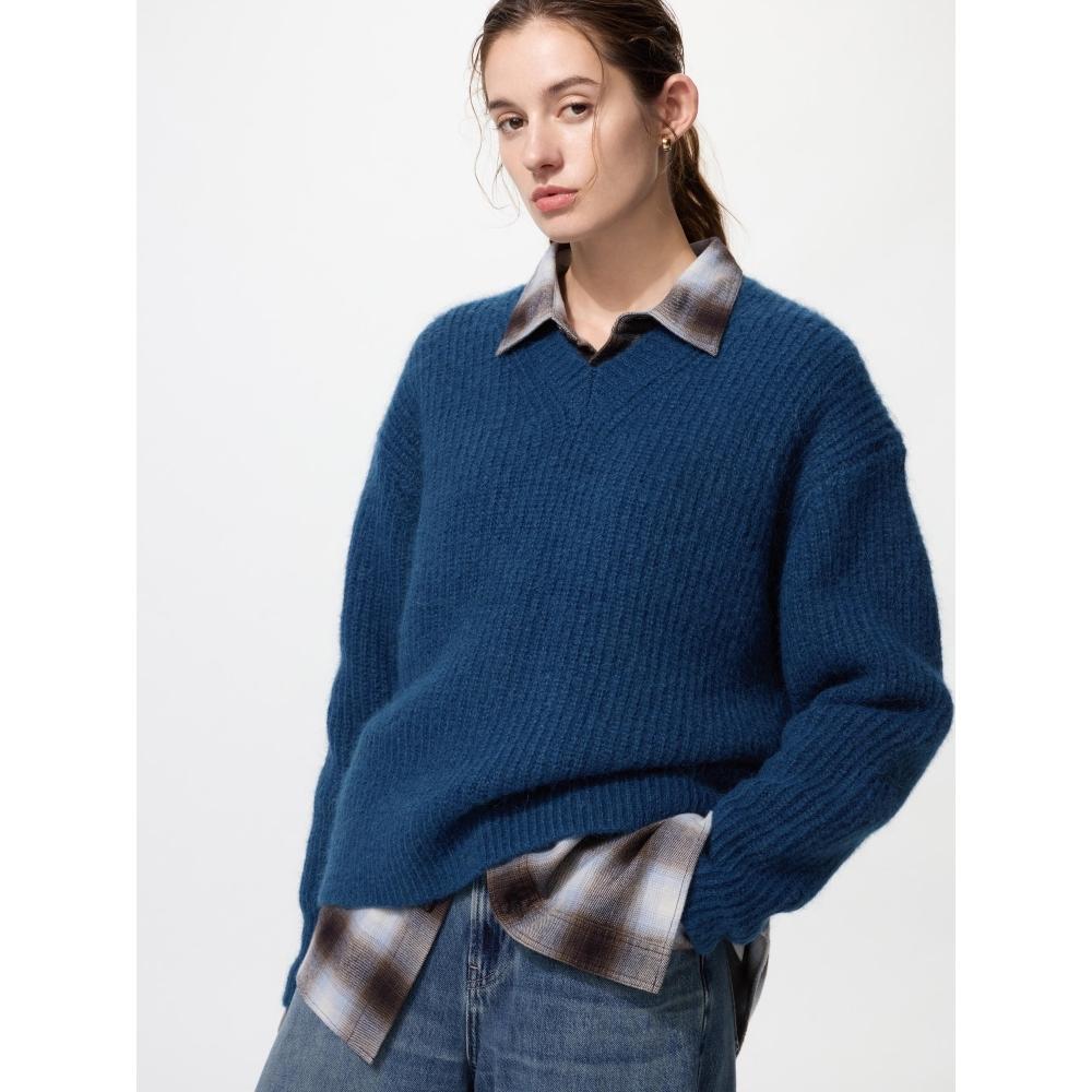 Uniqlo Fluffy V Neck Sweater