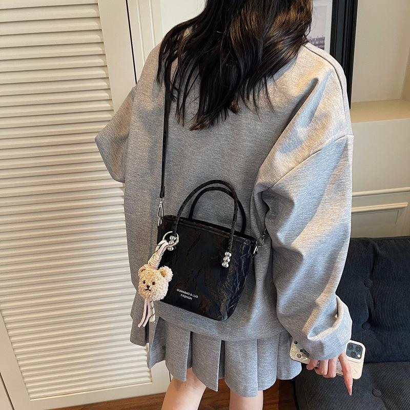 Solid color casual sweet bucket bag women's new solid color fashionable trendy messenger bag commuter simple handbag