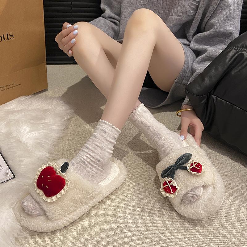 Niedliche kleine Apfel-Kirsch-Flauschpantoffeln Damenbekleidung 2025 Herbst und Winter Zuhause Rutschfest Warm Einwort-Baumwollpantoffeln