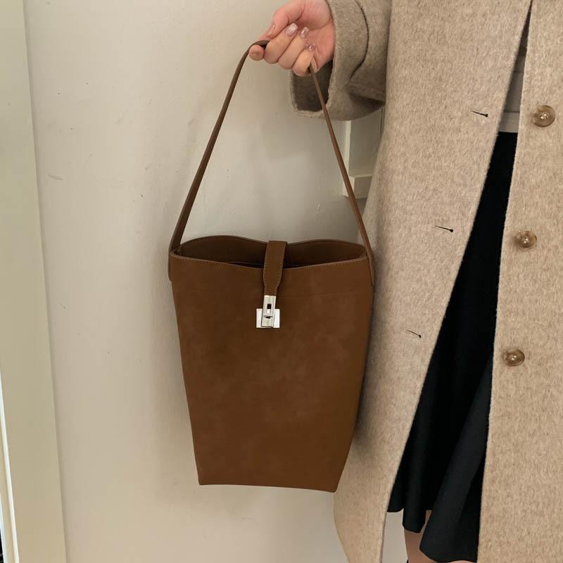 Premium sense retro matte bag women's 2025 new commuter versatile shoulder underarm bag portable tote bucket bag