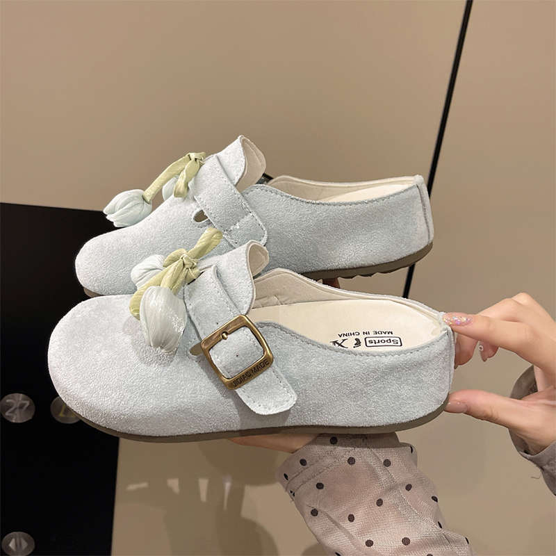 A New Style of Half-slipper Shoes for Female Students with A Flip-top Toe